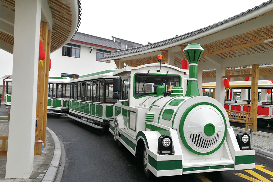 28 elegantes trens turísticos sem trilhos em grande escala em vagões fechados