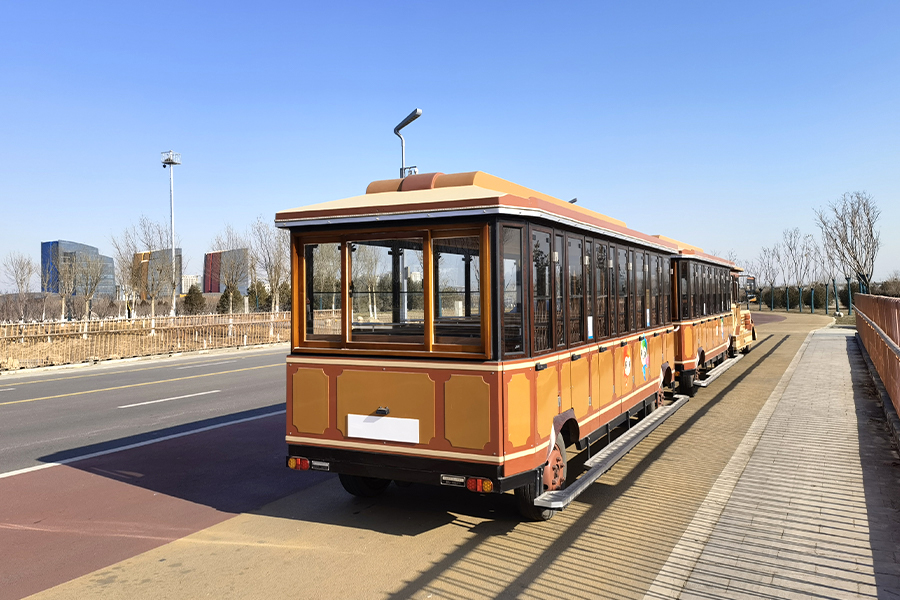 28 elegantes trens turísticos sem trilhos em grande escala em vagões fechados