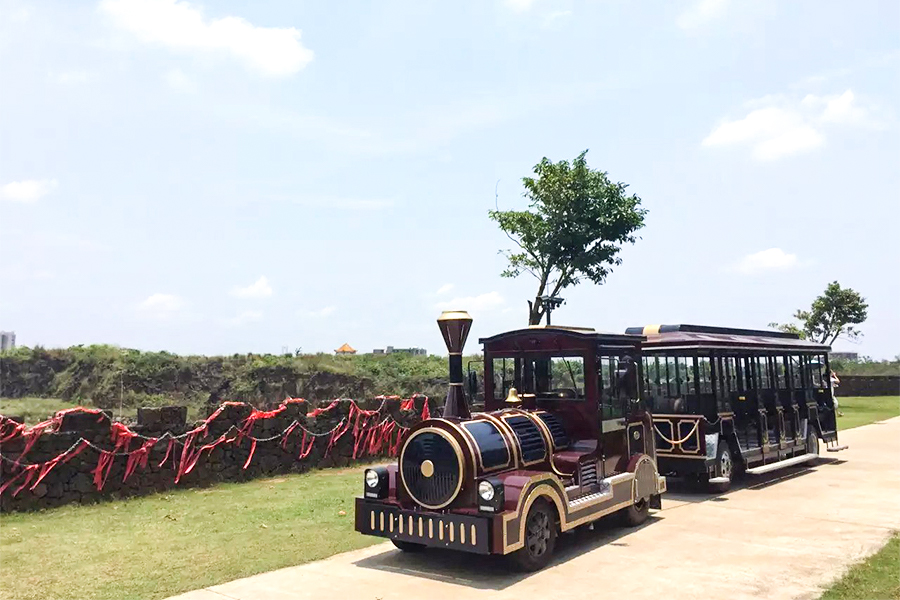 Trem de turismo clássico grande e sem trilhos de 28 lugares