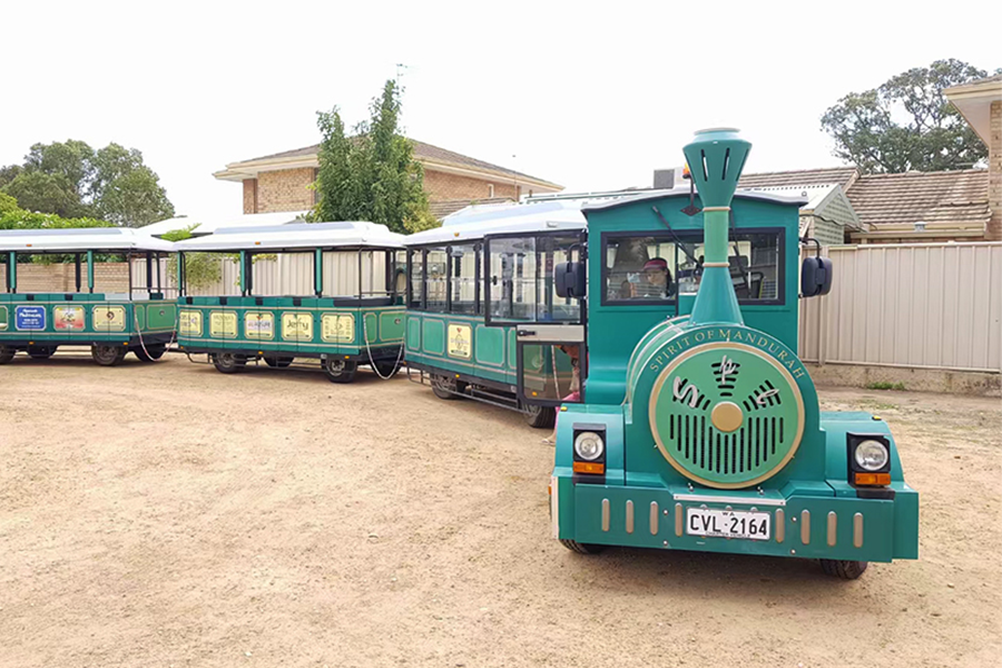 Trem clássico de 20 lugares, semifechado, grande e sem trilhos